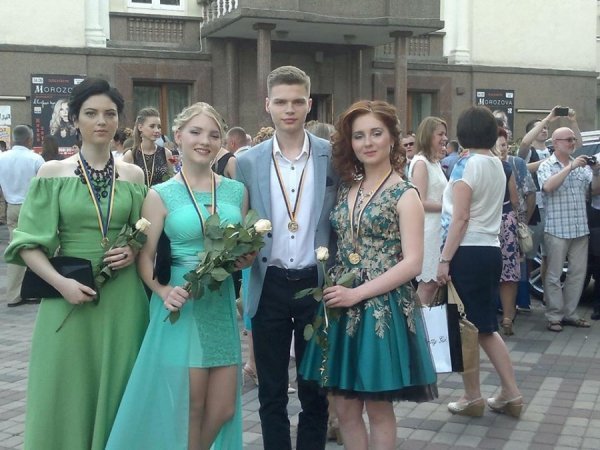 Як у Луцьку святкували випускники. ФОТО