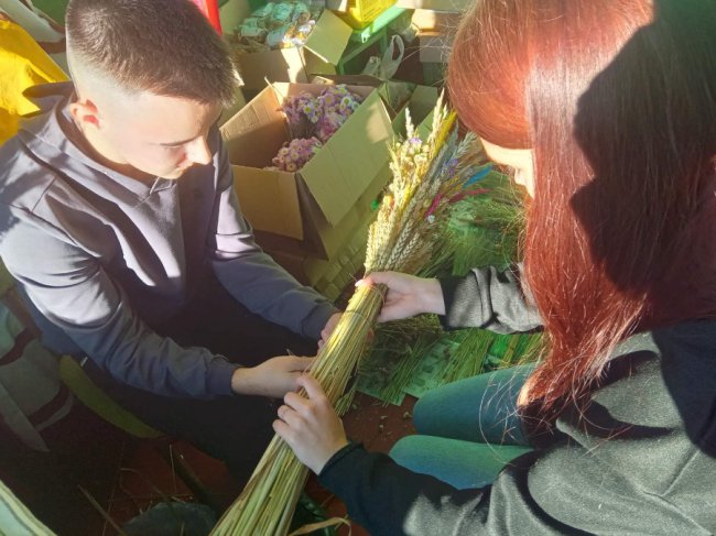 Студенти-аграрії з Волині плетуть дідухи, щоб продати їх на благодійному аукціоні