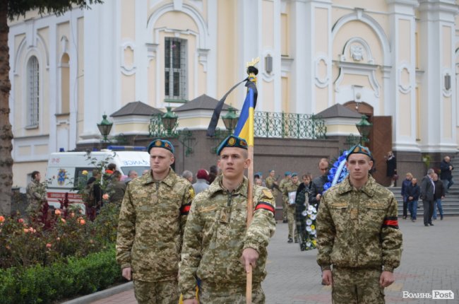«Він захищав не лише свою сім‘ю»: у Луцьку попрощалися з Героєм. ФОТОРЕПОРТАЖ