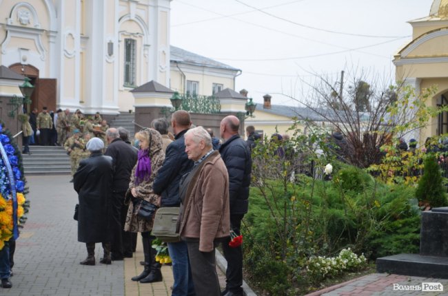 «Він захищав не лише свою сім‘ю»: у Луцьку попрощалися з Героєм. ФОТОРЕПОРТАЖ