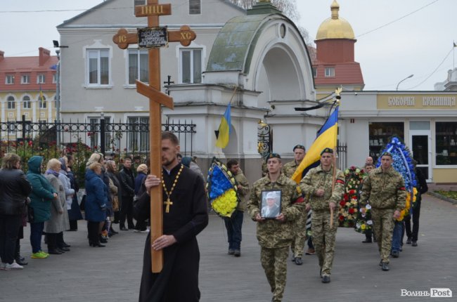 «Він захищав не лише свою сім‘ю»: у Луцьку попрощалися з Героєм. ФОТОРЕПОРТАЖ