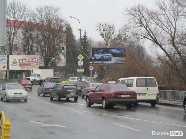 У Луцьку затор через нові світлофори. ФОТО  