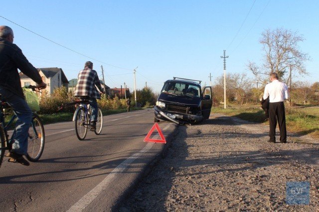 Небезпечний обгін: на Волині зіткнулись бус та легковик. ФОТО