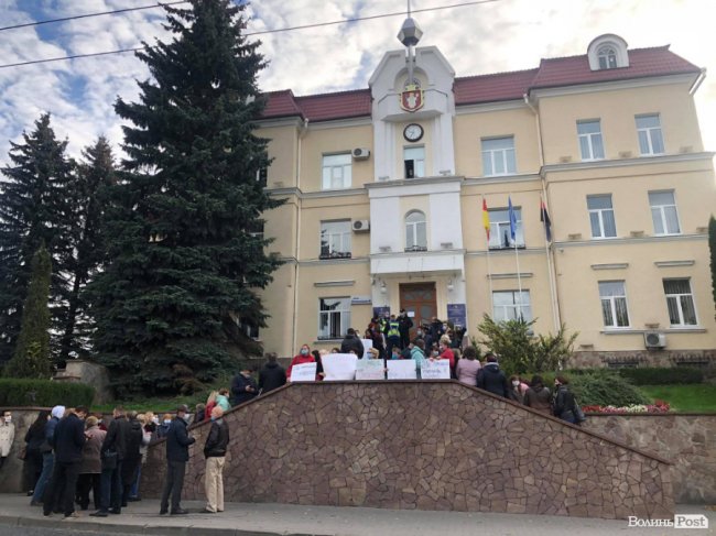 Під мерією Луцька – мітинг проти «коронавірусного» блоку у пологовому. ФОТО