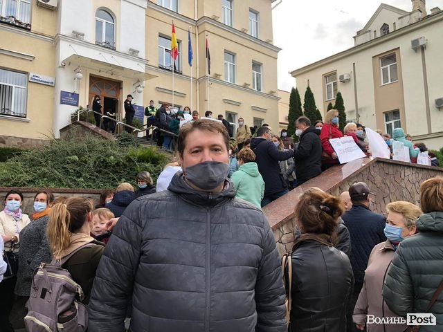 Під мерією Луцька – мітинг проти «коронавірусного» блоку у пологовому. ФОТО