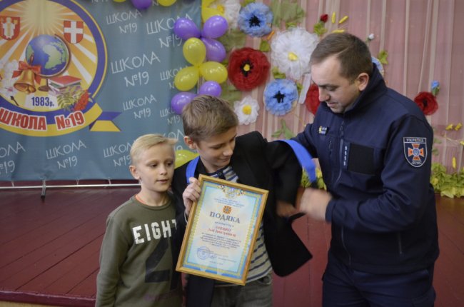 У Луцьку нагородили дітей, які врятували бабусю з пожежі