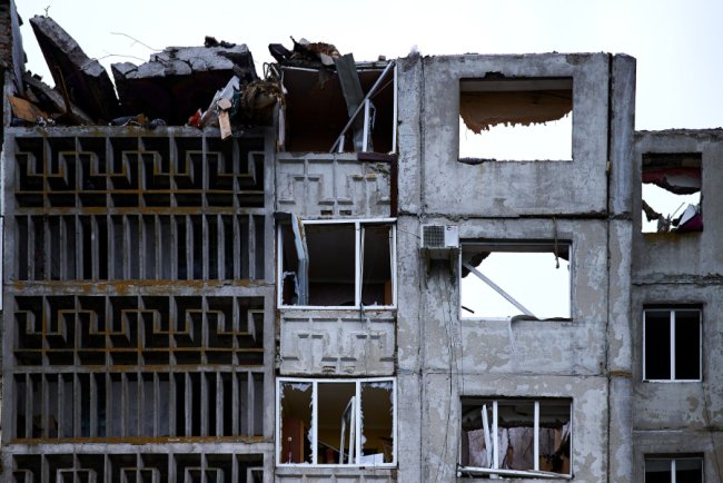 Дев’ять поверхів горя: репортаж із двору луцької багатоповерхівки, яку зруйнували росіяни