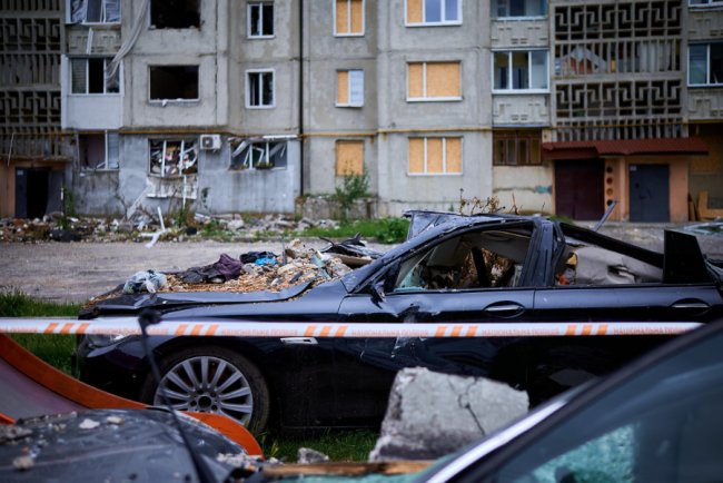 Дев’ять поверхів горя: репортаж із двору луцької багатоповерхівки, яку зруйнували росіяни