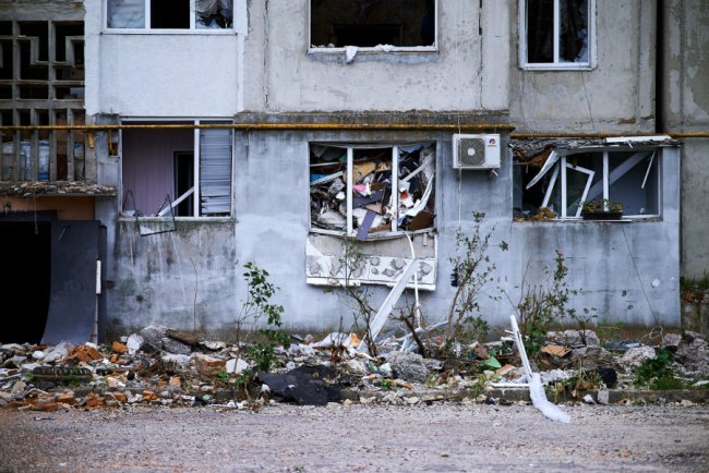Дев’ять поверхів горя: репортаж із двору луцької багатоповерхівки, яку зруйнували росіяни