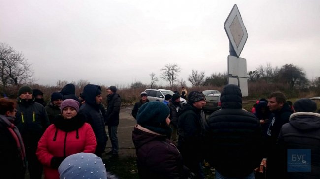 На «Устилузі» заблокували дорогу: «бляхарі» палять шини і ускладнюють рух. ФОТО. ВІДЕО