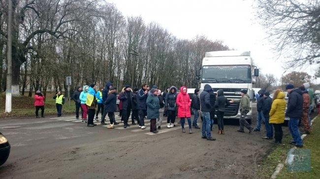 На «Устилузі» заблокували дорогу: «бляхарі» палять шини і ускладнюють рух. ФОТО. ВІДЕО