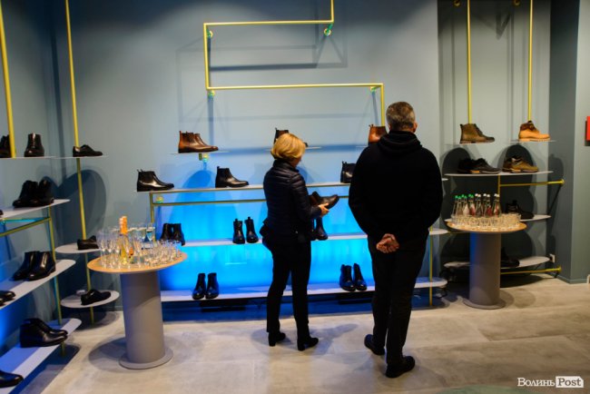 У кожну пару ми «зашиваємо» любов: у центрі Луцька відкрили унікальний взуттєвий простір-кав’ярню «IKOS»*