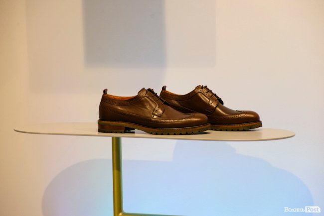 У кожну пару ми «зашиваємо» любов: у центрі Луцька відкрили унікальний взуттєвий простір-кав’ярню «IKOS»*