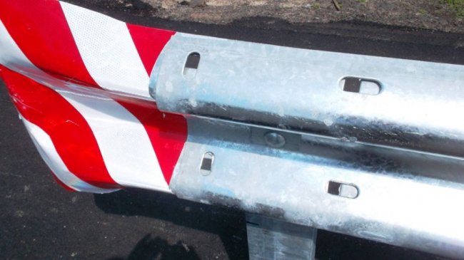 У селі поблизу Луцька невідомі намагалися розібрати металеві відбійники вздовж пішохідної зони