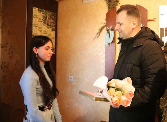 Військові 14 ОМБр привітали дочку загиблого учасника АТО із днем народження. ФОТО