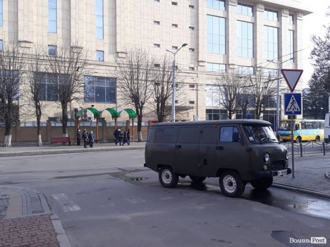 Ткачука в кайданках вивели з управління поліції: він проведе ще ніч в ізоляторі. ФОТО. ВІДЕО.