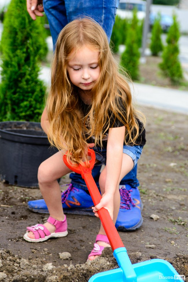 Як мешканці ЖК «Супернова» саджали клени і сакури разом з «Інвестором». ФОТО*