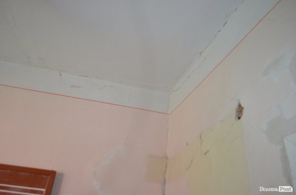 Музшколи Луцька: зал без світла, вікна старі, хори репетирують в коридорі. ФОТО