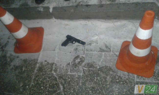 У Луцьку біля нічного клубу молодики розмахували зброєю. ФОТО