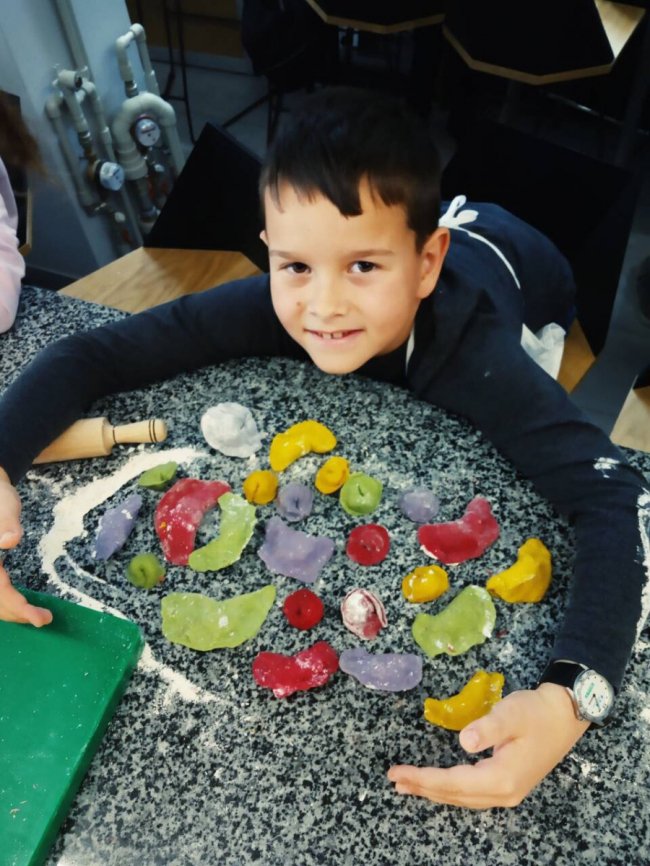 У «Промені» дітям влаштували смачне кольорове свято*