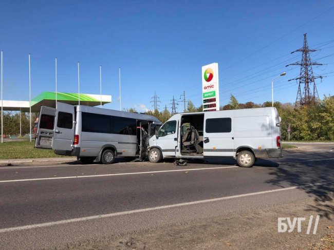 На Волині зіткнулися маршрутка та бус: одного пасажира вирізали рятувальники. ФОТО