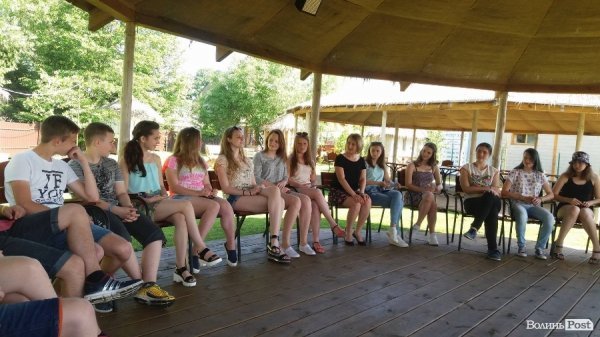 Молодіжні лідери міста Луцька розважалися на Світязі. ФОТО