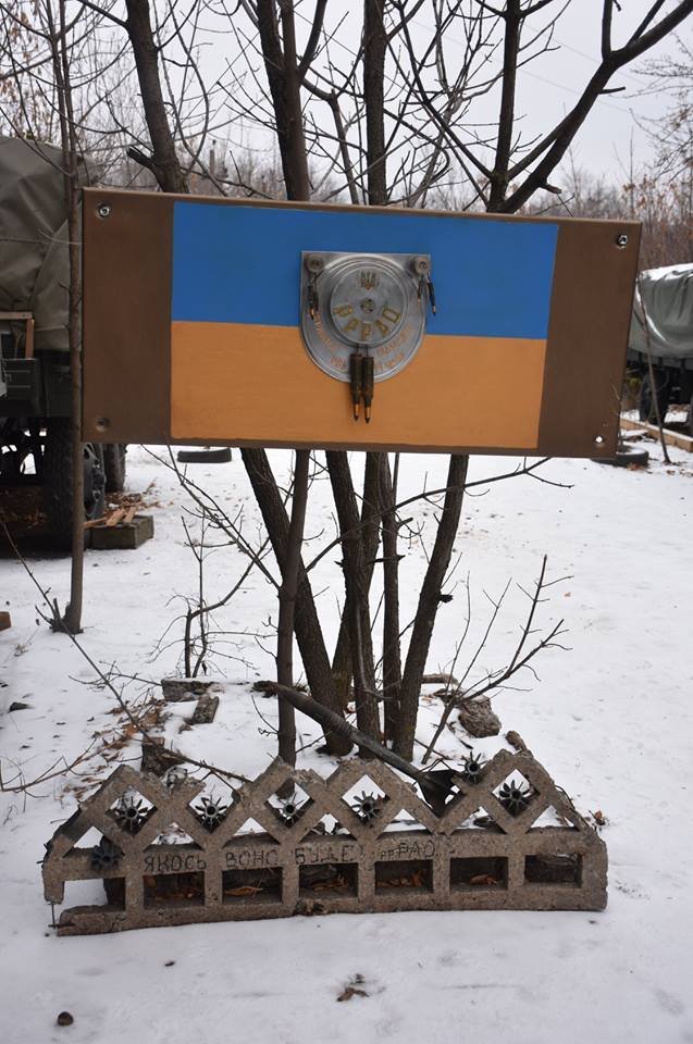 Військовий з 14-ої бригади майструє фотозони на передовій