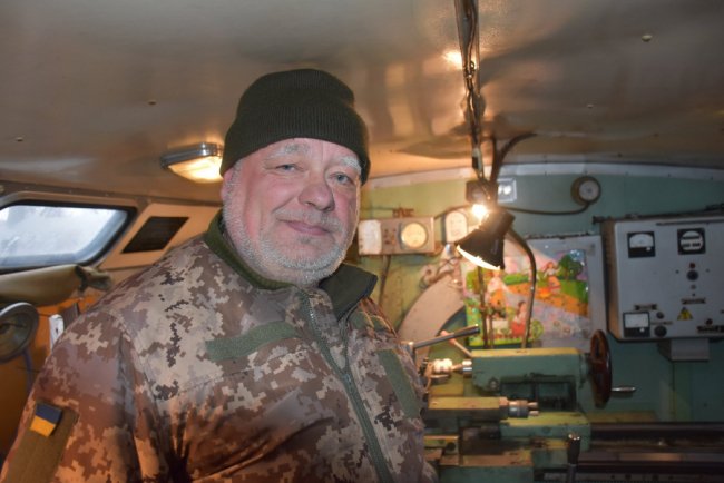 Військовий з 14-ої бригади майструє фотозони на передовій