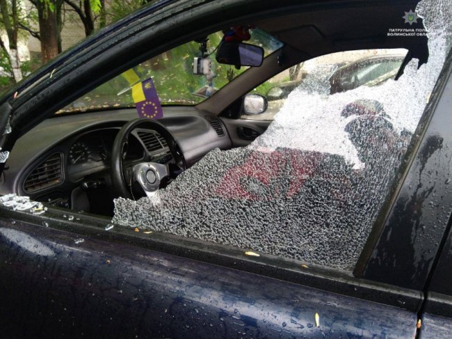 У Луцьку невідомі потрощили декілька автомобілів. ФОТО