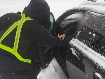 Визволяють зі снігових заметів: правоохоронці за пів дня допомогли десяткам водіїв на Волині