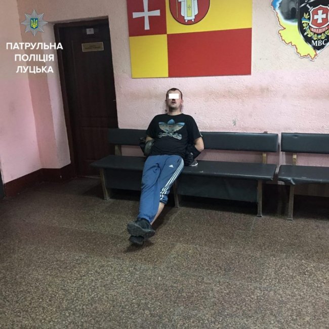 У Луцьку посеред вулиці в чоловіка вкрали куртку