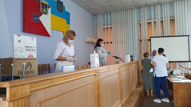 У Луцькій райраді посадовці отримали щеплення від коронавірусу