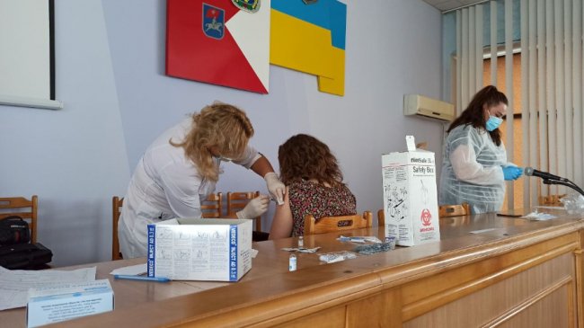 У Луцькій райраді посадовці отримали щеплення від коронавірусу