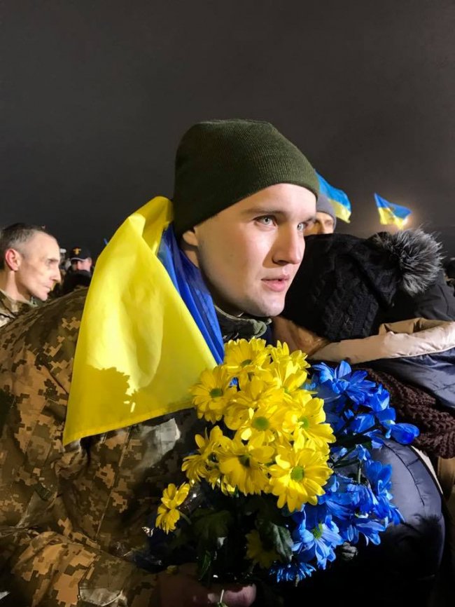 Фото зустрічі звільненого з полону волинянина
