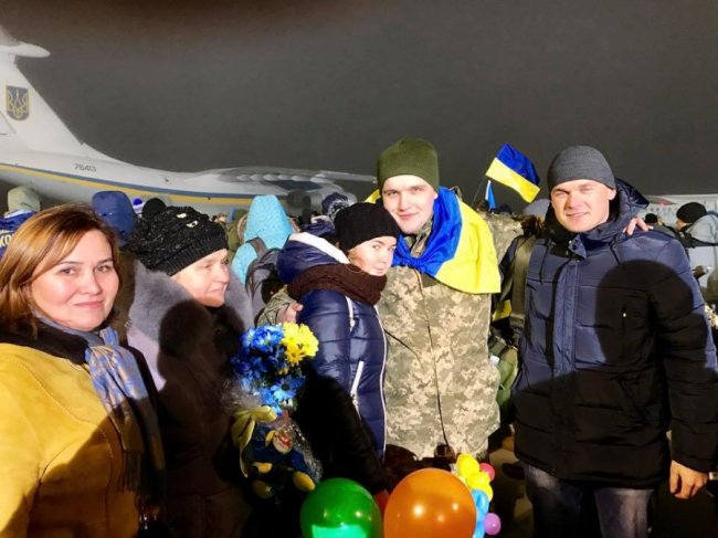 Фото зустрічі звільненого з полону волинянина