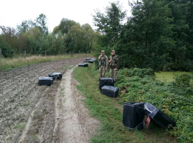 Важкі будні контрабандистів на Волині: одні викинули товар, інших затримали