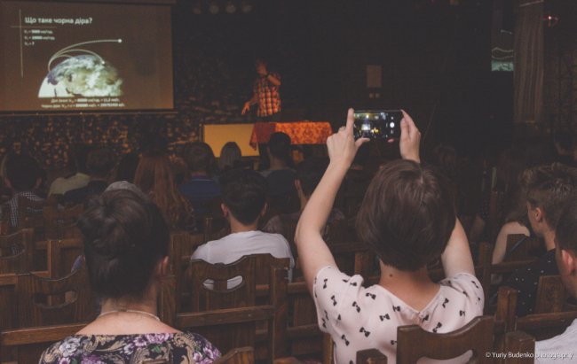 Зрозуміло про складне: у Луцьку говорили про чорні діри