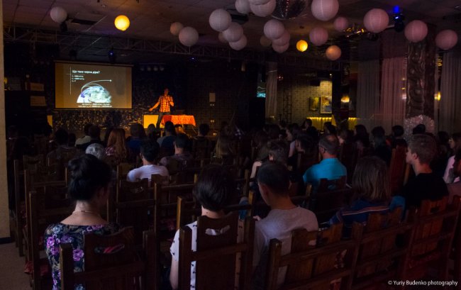 Зрозуміло про складне: у Луцьку говорили про чорні діри