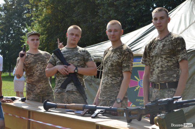 Танець від ректора і завдання від губернатора: як у луцькому «політесі» першачків зустрічали. ФОТО