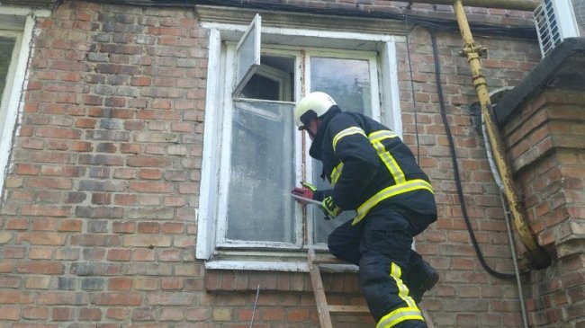 Не відповідав на дзвінки: у Луцьку до пенсіонера викликали рятувальників. ВІДЕО