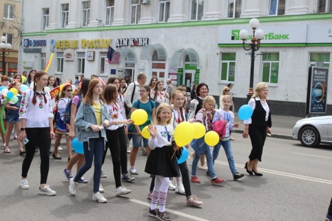 Луцьком пройшла урочиста хода школярів-гуртківців. ФОТО