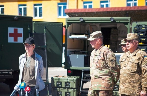 Українські військові отримали автомобілі медичної евакуації від збройних сил США. ФОТО