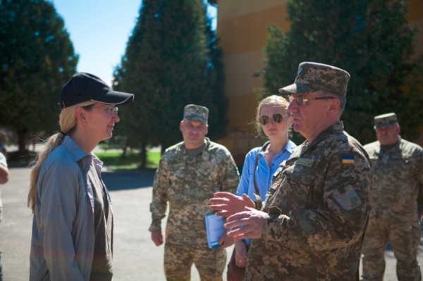 Українські військові отримали автомобілі медичної евакуації від збройних сил США. ФОТО
