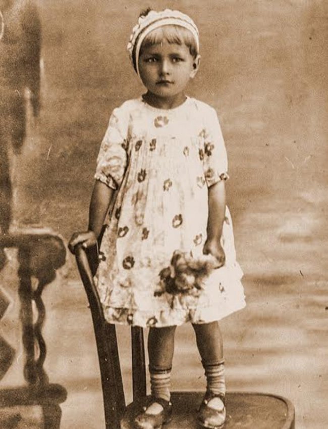 Вбрання дітей з Волині у міжвоєнний період. РЕТРОФОТО 