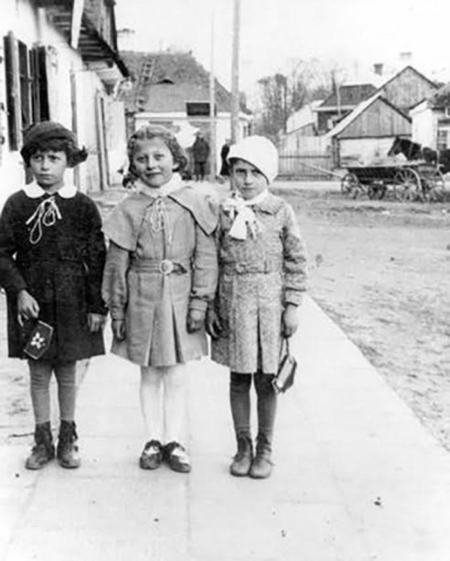 Вбрання дітей з Волині у міжвоєнний період. РЕТРОФОТО 