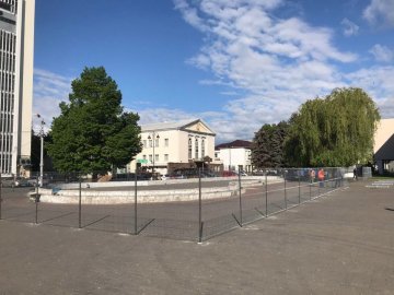 Коли планують завершити музичний фонтан на Театральному майдані у Луцьку