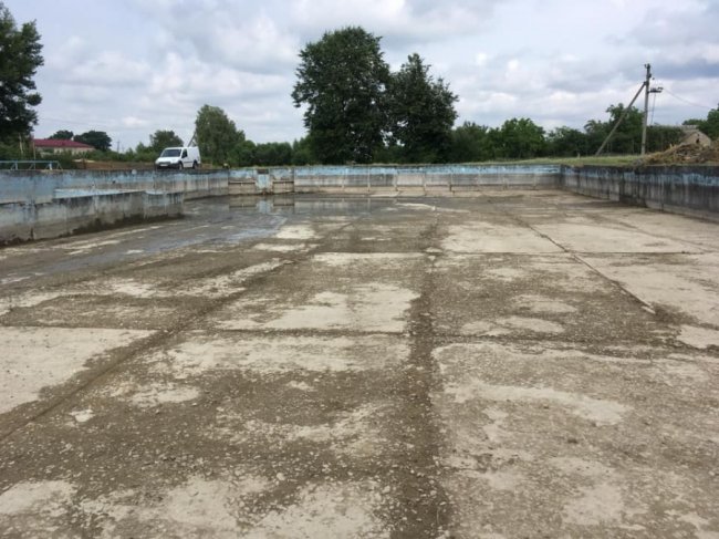 На Волині люди власними силами відновлюють басейн. ФОТО