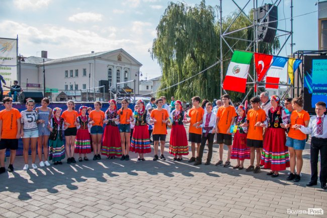 Учасники міжнародного фесту вчили лучан танцювати. ФОТО