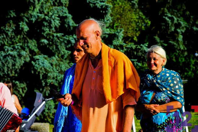 У Луцьку ходили крішнаїти: хто вони і що проповідують. ФОТОРЕПОРТАЖ