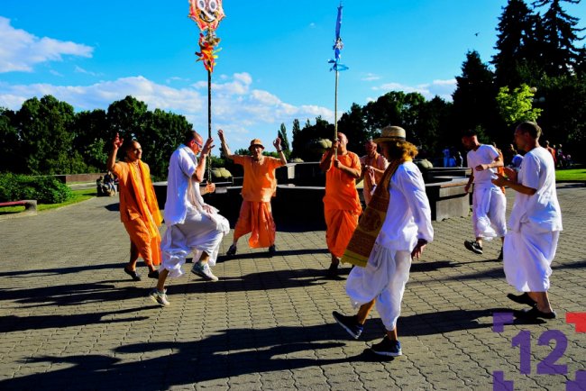 У Луцьку ходили крішнаїти: хто вони і що проповідують. ФОТОРЕПОРТАЖ